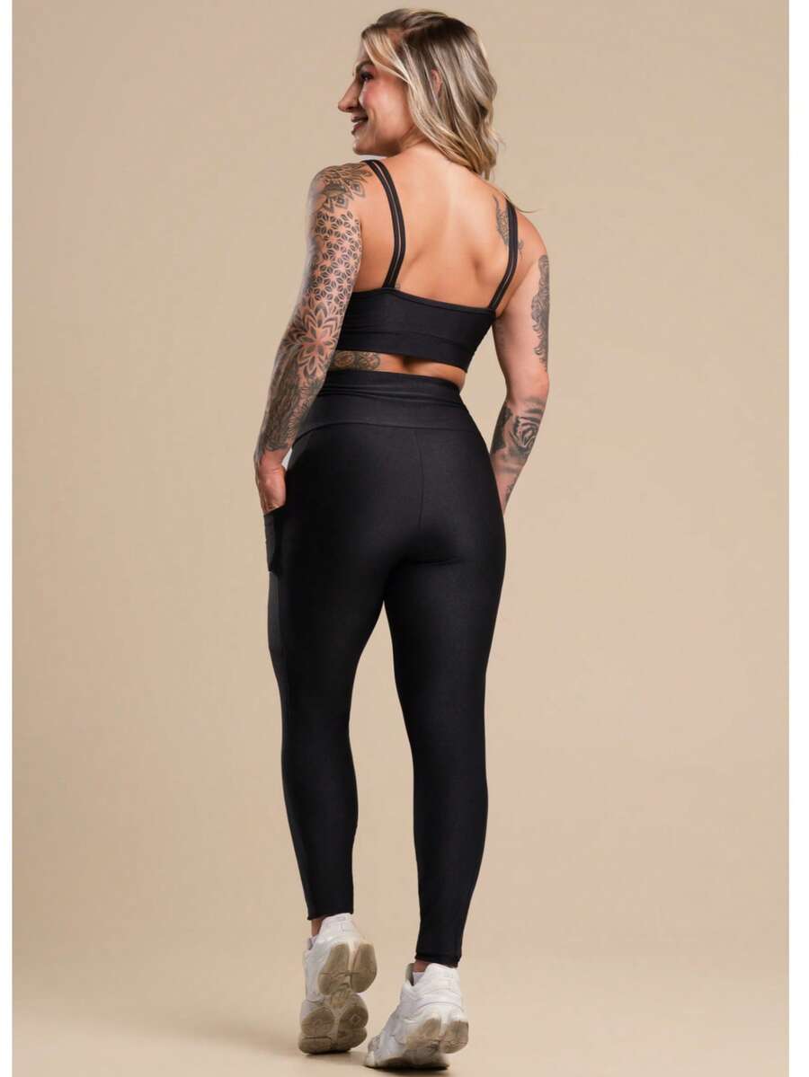 Conjunto Fitness Feminino Canelado com Top de Alça e Legging com Bolso