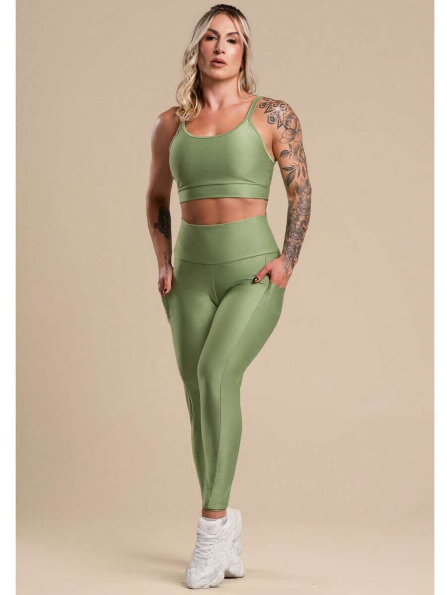 Conjunto Fitness Feminino Canelado com Top de Alça e Legging com Bolso