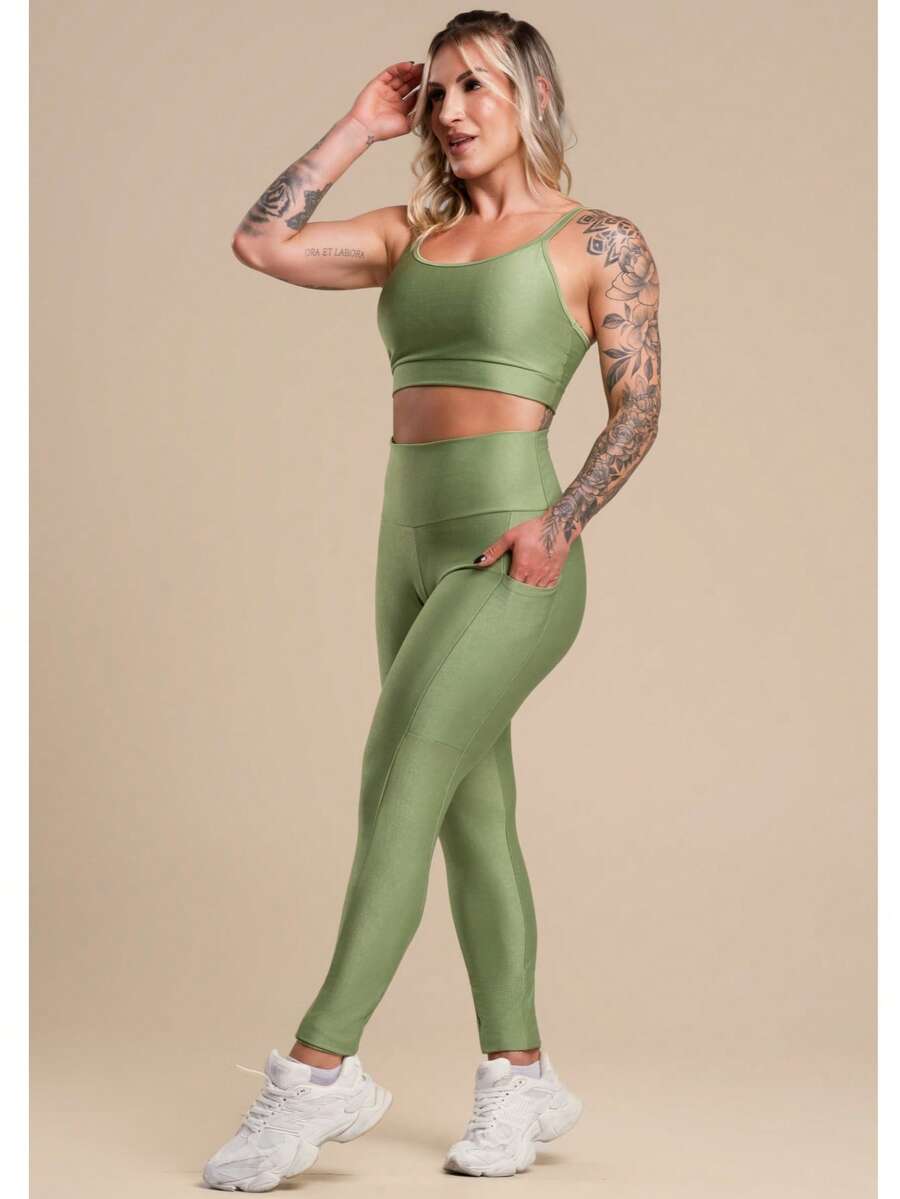 Conjunto Fitness Feminino Canelado com Top de Alça e Legging com Bolso