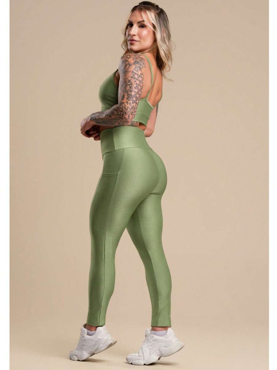Conjunto Fitness Feminino Canelado com Top de Alça e Legging com Bolso