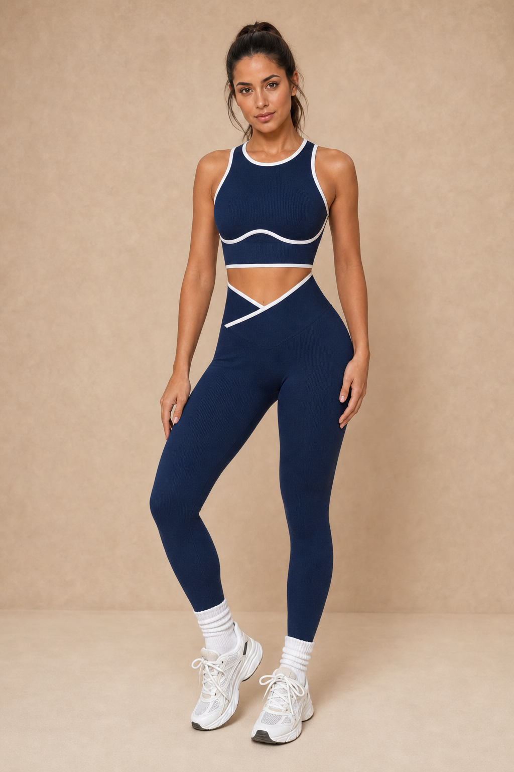 Modelo vestindo conjunto fitness feminino para yoga com regata e legging sem costura em fundo bege.