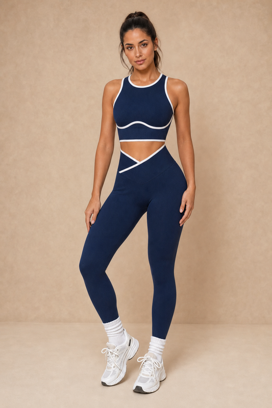 Modelo vestindo conjunto fitness feminino para yoga com regata e legging sem costura em fundo bege.