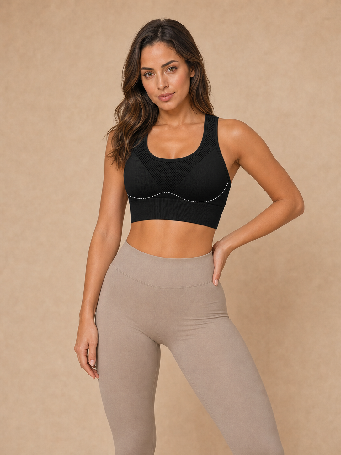 Modelo vestindo top fitness feminino com costas nadador em fundo bege.