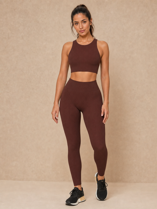 Conjunto fitness feminino sem costura com regata e legging em foto com modelo